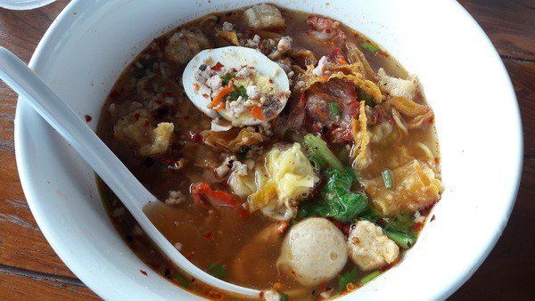 โหน่ง ชะชะช่า บะหมี่เกี๊ยว (บะหมี่โหน่ง)
