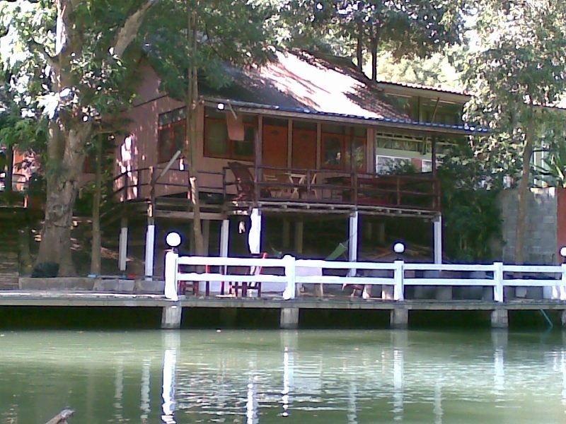 บ้านอิงน้ำ รีสอร์ท