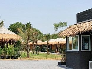 เดอะ พาร์ค ไดร์ฟ-ทรู เช็คอิน รีสอร์ท (The Park Drive-Thru Check-In Resort)