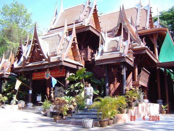 วัดไกลกังวล (วัดเขาสารพักศรีเจริญธรรม)