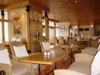 โรงแรมริเวอร์ฟร้อนท์ เรสซิเดนซ์ (Riverfront Residence)